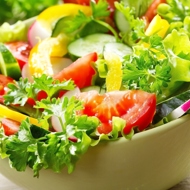 Салат из свежих овощей с беконом и тыквенными семечками
