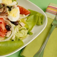 Салат из тунца и анчоусов со свежими овощами и зеленью