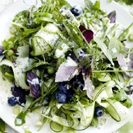 Салат из зелени и голубики и сливочной заправкой