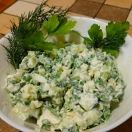 Салат из зеленого лука с огурцом, яйцом и сметаной