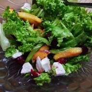 Салат с фетой и персиками