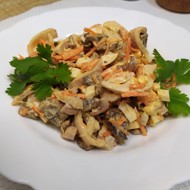 Салат с кальмарами