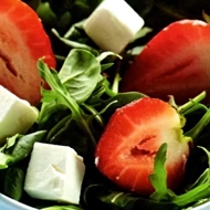 Салат с клубникой, рукколой и сыром фета