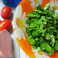 Салат с колбасой и латуком