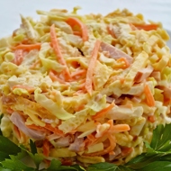 Салат с корейской морковью, ветчиной и омлетом