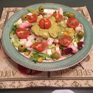 Салат с крабовым мясом, сыром фетакса и гуакамоле