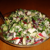 Салат с красной фасолью, сельдереем и редисом