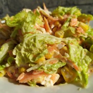 Салат с куриным филе и кукурузой