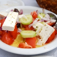 Салат с огурцами, томатами на гриле и фетой