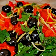 Салат с печеным сладким перцем и оливками