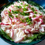 Салат с редисом, сметаной и свежей зеленью