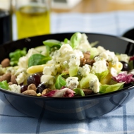 Салат с рукколой, мятой, грушами, грецкими орехами и голубым сыром