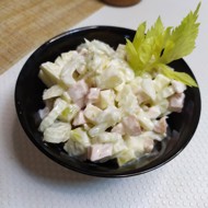 Салат с сельдереем и копченой курицей