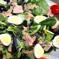 Салат с тунцом, соленым огурцом и перепелиным яйцом
