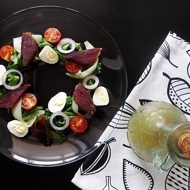 Салат с вяленой уткой, овощами и медово-горчичной заправкой