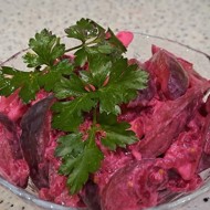 Салат со свеклы со сливами и яблоками