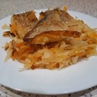 Щука на сковороде с квашеной капустой