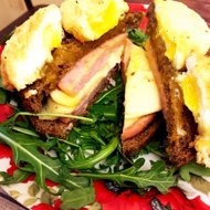 Сэндвич с яйцами пашот в панировке