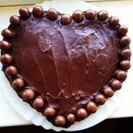 Шоколадный торт с глазурью и конфетами