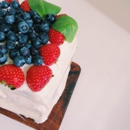 Шоколадный торт со свежими ягодами