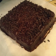 Шоколадный торт в глазури