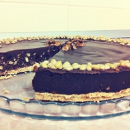 Шоколадно-ореховый торт из печенья