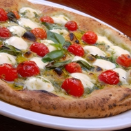 Сырная пицца с базиликом
