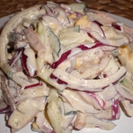Сытный салат с куриной грудкой, картофелем и грибами