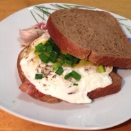 Сэндвич с беконом, яйцом и сливочным сыром