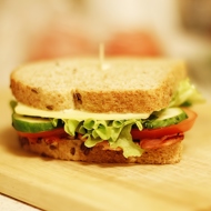 Сэндвич с беконом, сыром и свежими овощами