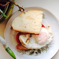 Сэндвич с яичницей, бужениной и помидорами