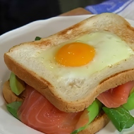 Сэндвич с яйцом, семгой и авокадо