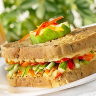 Сэндвич со свежими овощами и сыром
