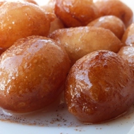 Сладкие пончики лукумадес (локма) в сиропе