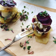 Слайсы из свеклы и картофеля с творожным сыром