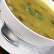 Сливочный суп из курицы со шпинатом, сельдереем и зеленым горошком