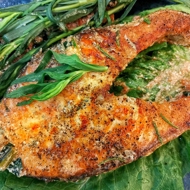 Сливочный стейк лосося со шпинатом