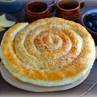 Слоеный пирог по-деревенски с фасолью и сыром