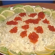 Слоеный салат с рыбой и помидорами