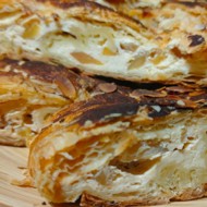 Слоеный рулет с творогом и яблоками