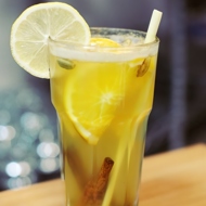 Согревающий пунш с имбирем и лимонным сорго