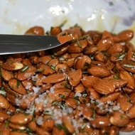 Соленые орешки с травами от Джейми Оливера