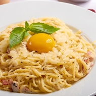 Спагетти карбонара с беконом и яйцом