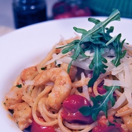 Спагетти с анчоусами, креветками и морским языком