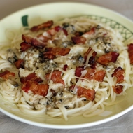Спагетти с беконом и чесноком