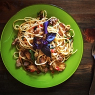 Спагетти с индейкой, базиликом и маслинами