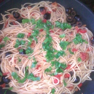 Спагетти с креветками и маслинами