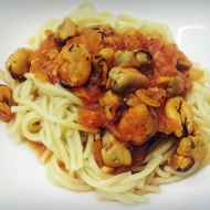 Спагетти с мидиями в томатном соусе