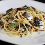 Спагетти с сардинами и кедровыми орехами