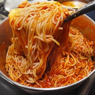 Спагетти с томатной пастой и оливками